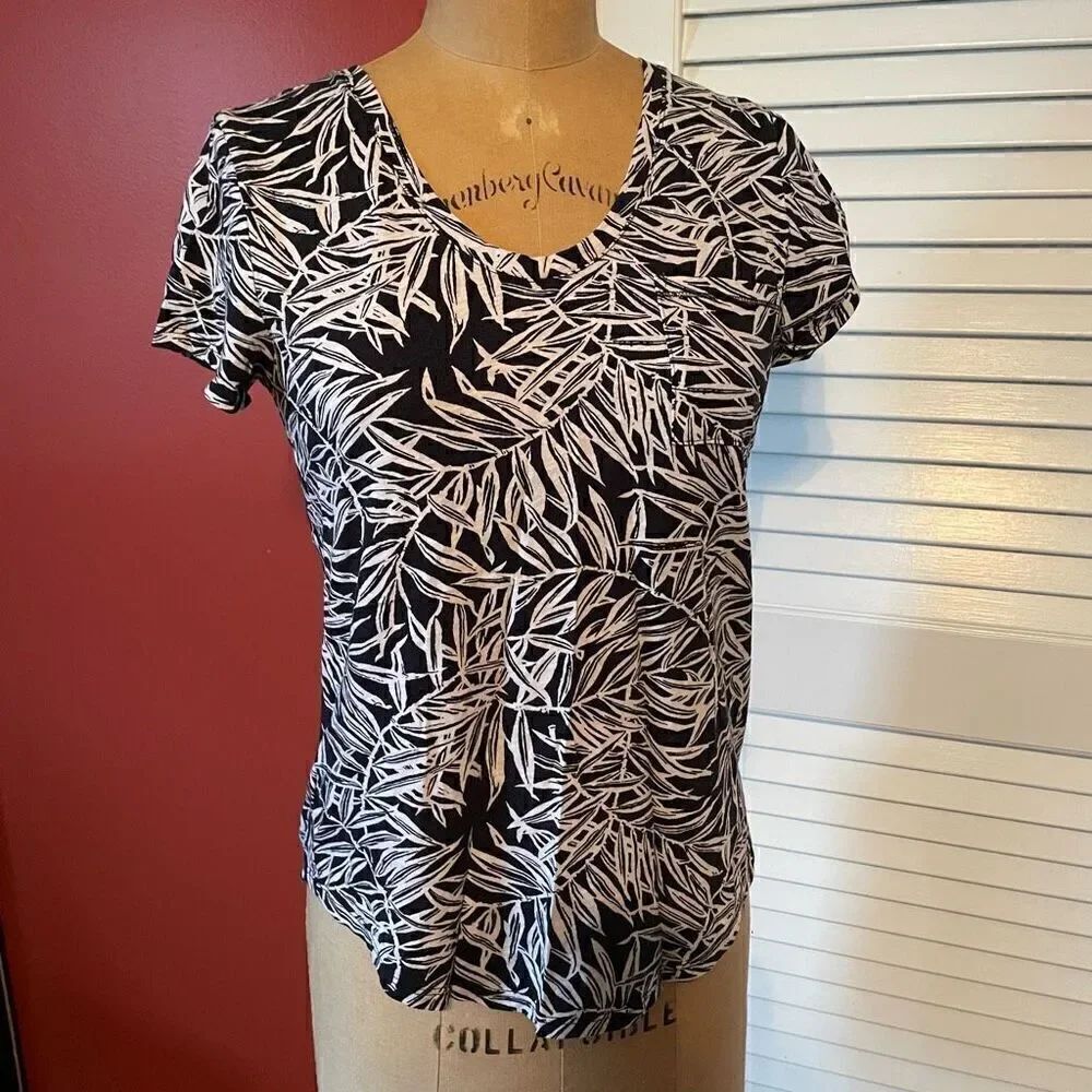 LOFT | black and white floral short sleeve t XS